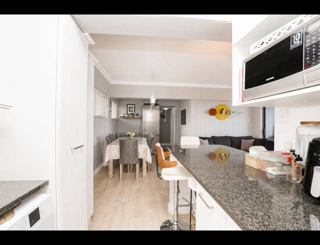 2 BEDROOM APARTMENT FOR SALE IN ESSENWOOD